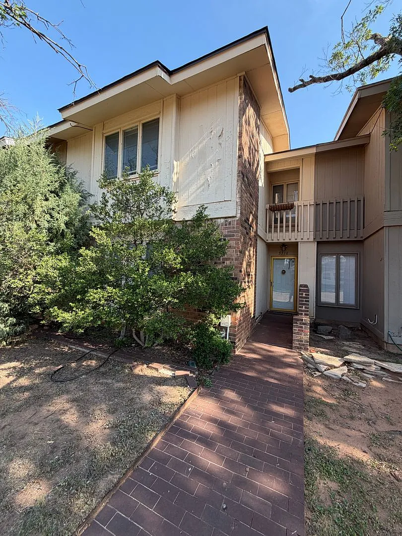 TownHome near LCU, Tech and Medical — Photo 1