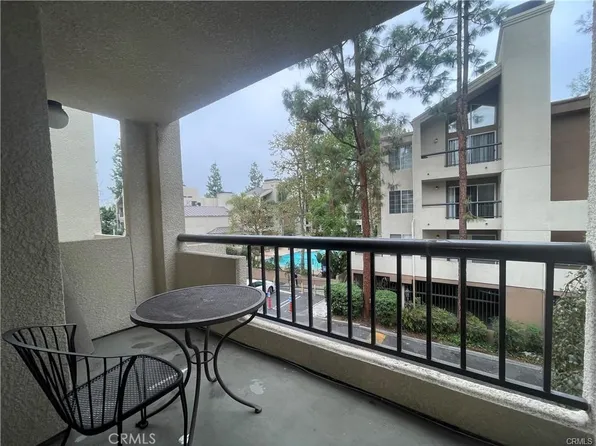 21500 Burbank Blvd APT 201, Woodland Hills, CA 91367