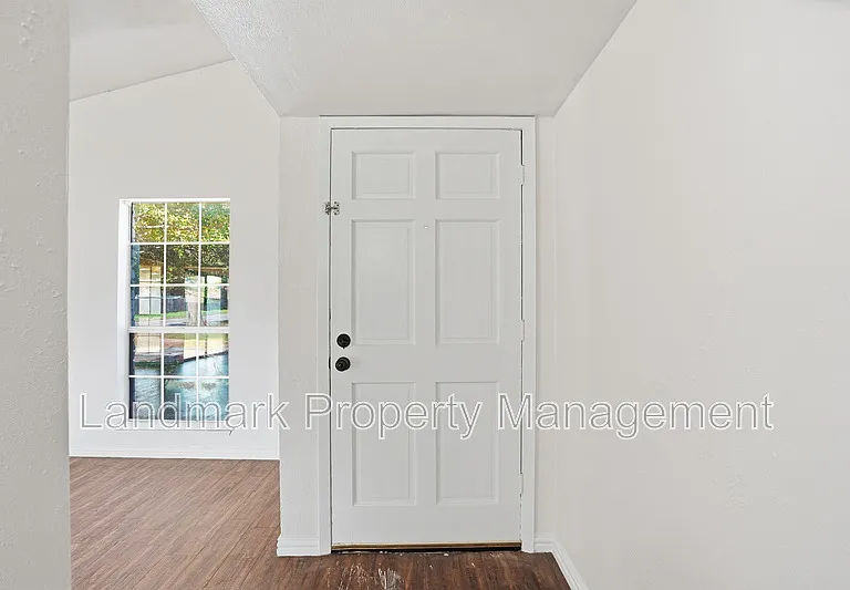 2711 Treeview Dr — Photo 7