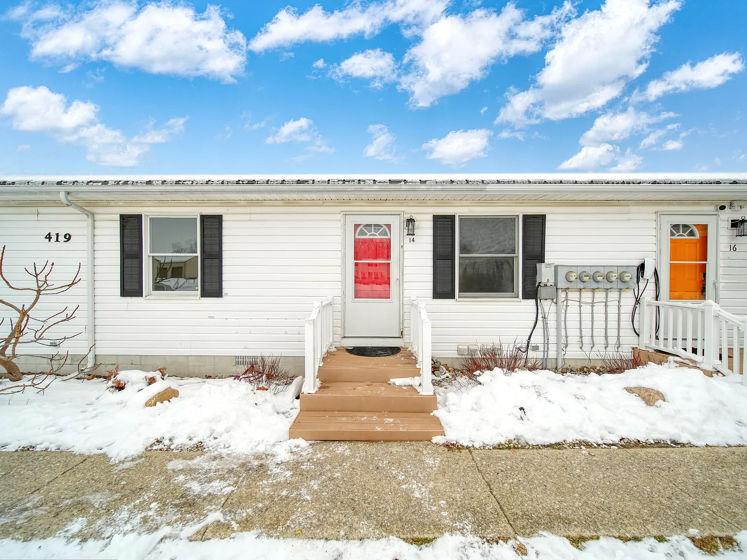 2 bed, 900 sqft, $1,100 — Photo 1