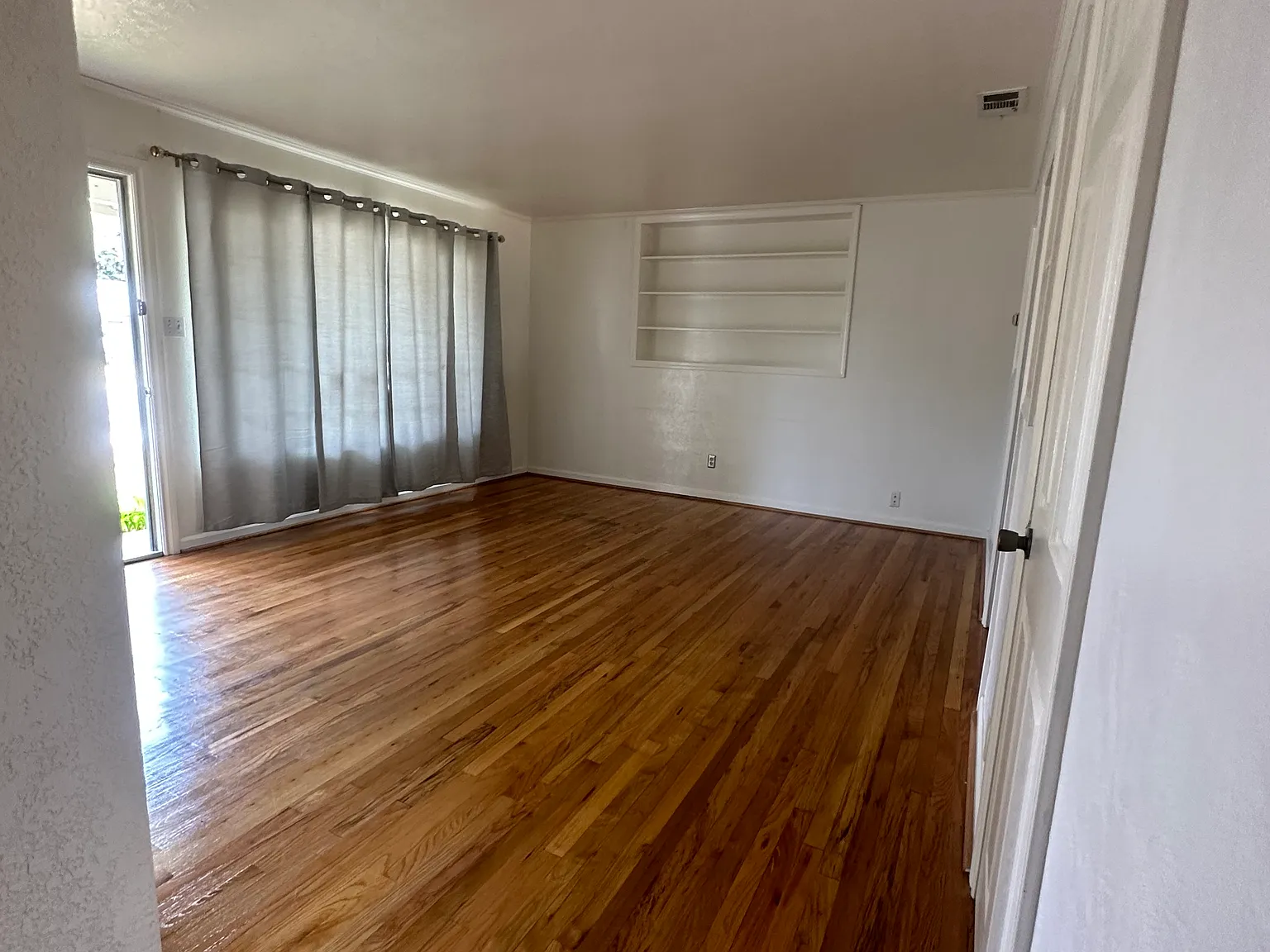 3 bed, 965 sqft, $2,350 — Photo 2