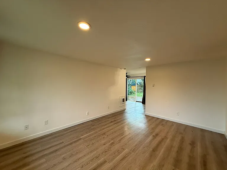 925 Avenue G — Photo 2