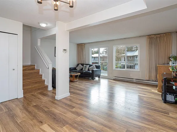 590 Carnation Pl, Saanich, BC V8Z 6G5