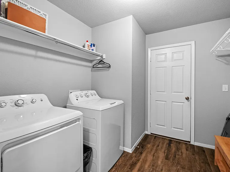927 E Swift Dr — Photo 17