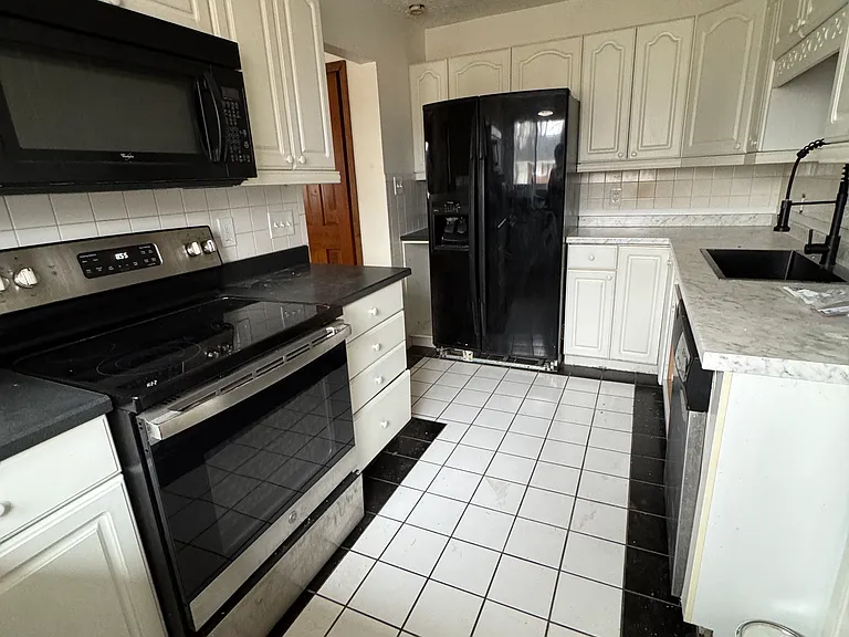 1700 Marilyn Ave — Photo 2