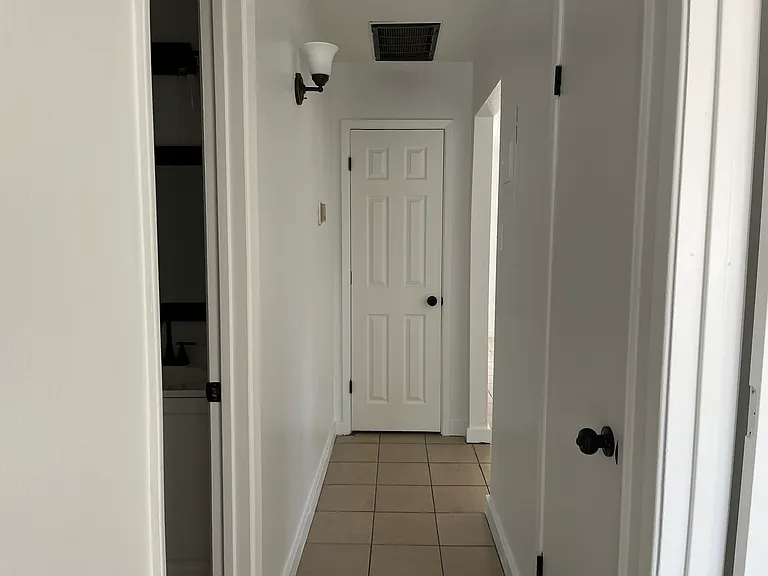 Renovated, Large UNM Area 2 Bed Apt w/ Washer / Dryer and Private Yard — Photo 6