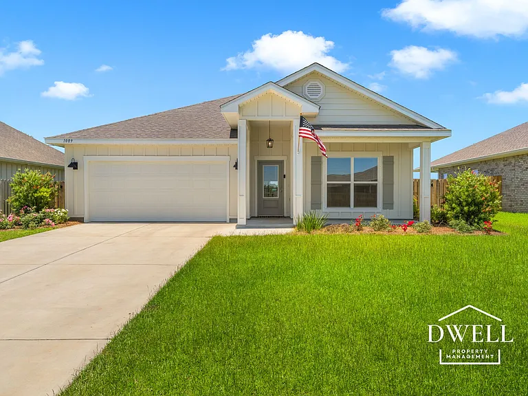 1009 Hayward Loop — Photo 1