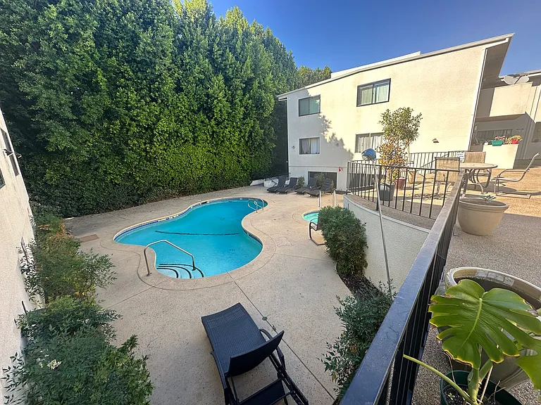 Encino Majestic — Photo 21