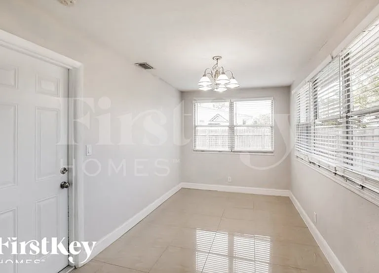 2550 NE 8th Ave — Photo 5