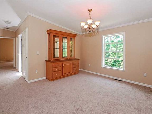 4th image of 65 Campbell Cir