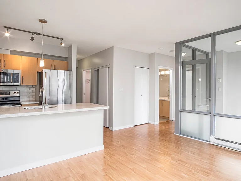 1529 W Pender St — Photo 16