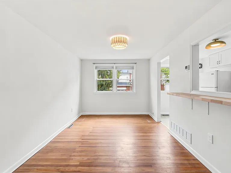 889 Oxford Ave — Photo 16