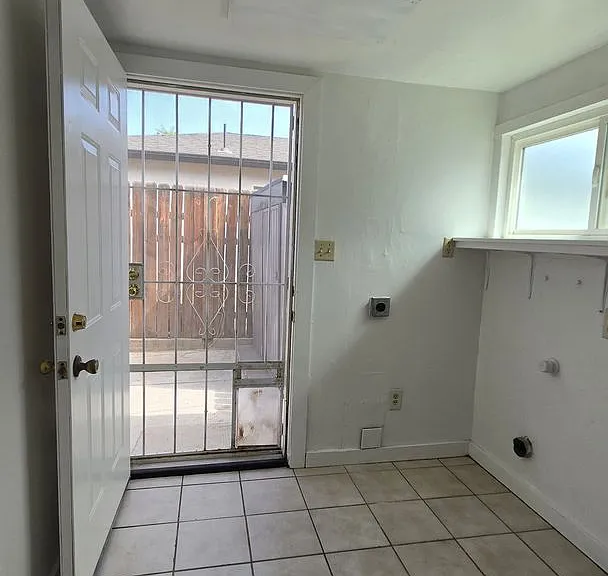 216 1/2 E Warren Ave — Photo 9
