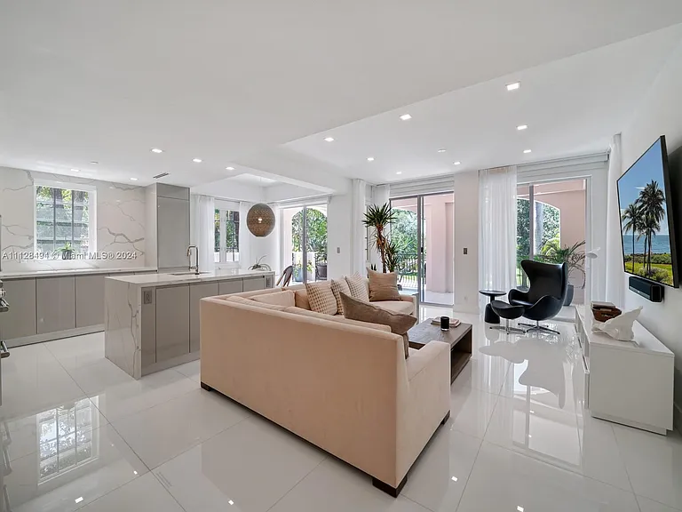 19117 Fisher Island Dr #19117 — Photo 2