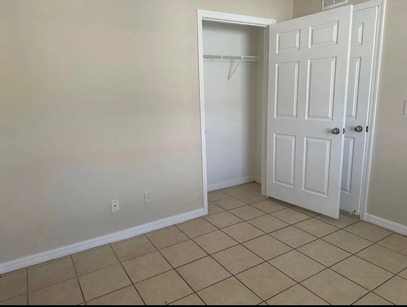 3/1 Duplex ready now. Washer/Dryer hook ups — Photo 2
