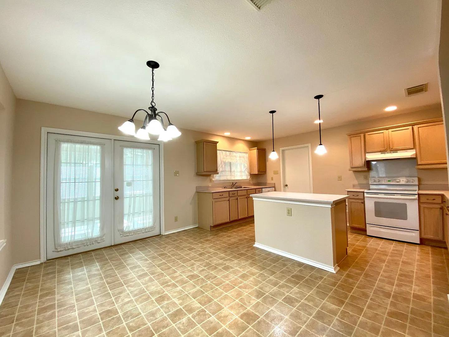 Silverbrook Place-10038 — Photo 1