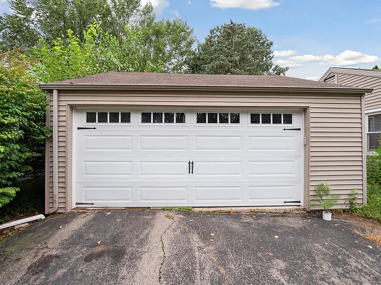 9065 Elmhurst Ave — Photo 28