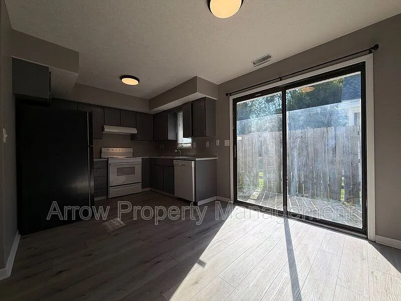 2 bed, 1.0 bath, 936 sqft, $1,350 — Photo 2