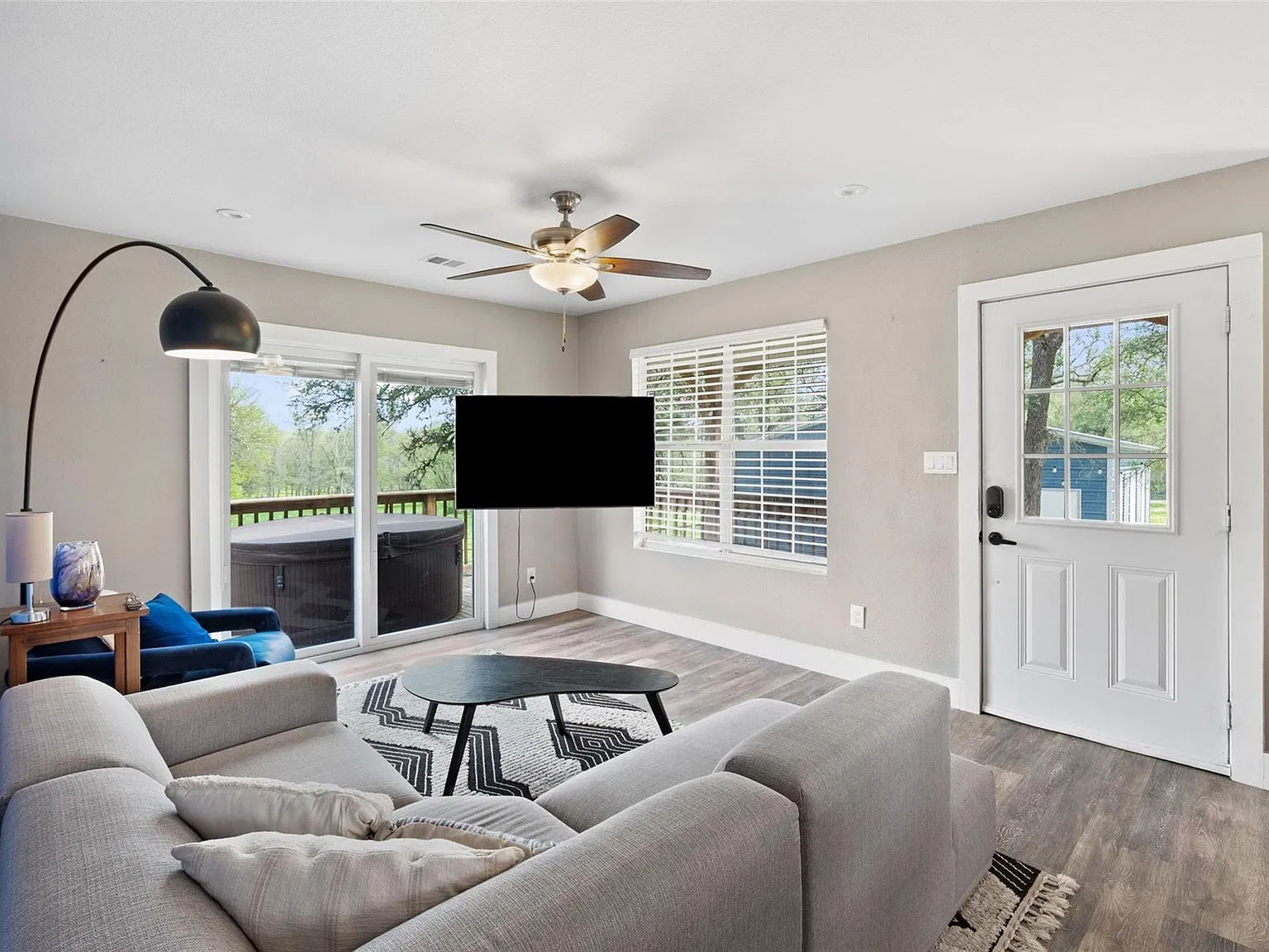 3 bed, 2.0 bath, 1048 sqft, $3,100 — Photo 2