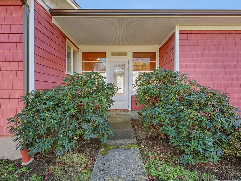 67 Barclay Dr — Photo 2