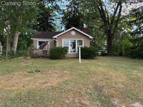 8059 Flagstaff Dr, Commerce Township, MI 48382