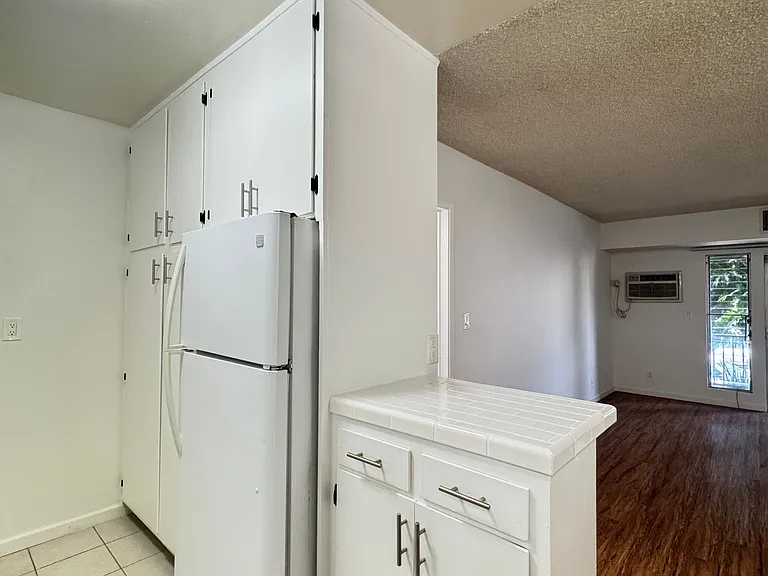 1150 N Normandie — Photo 14