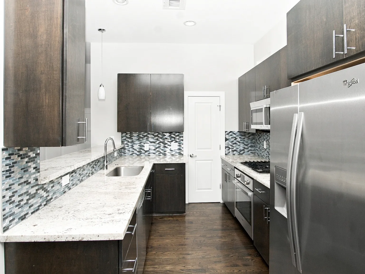 3 bed, 3.5 bath, 2034 sqft, $3,300 — Photo 4