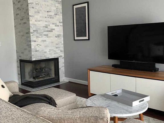 3rd image of 947 Harrison Cres