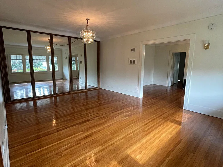 324 S Coronado St — Photo 5