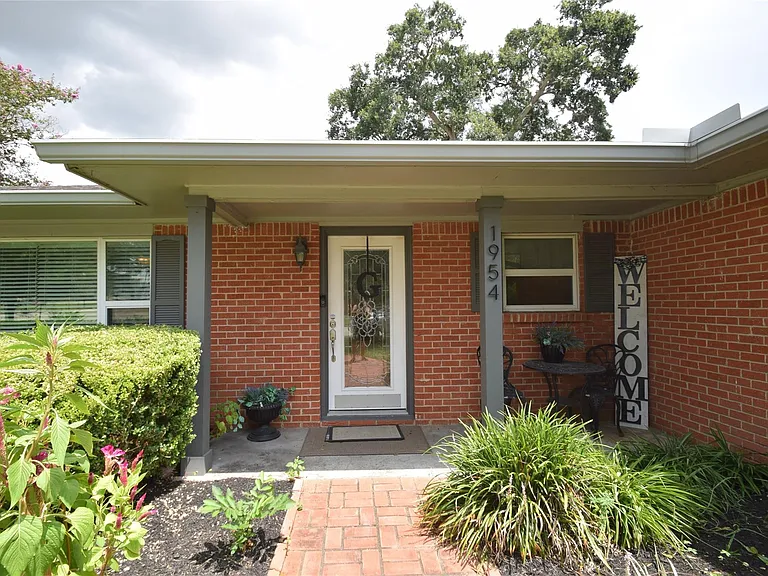 1954 Heights Dr — Photo 3