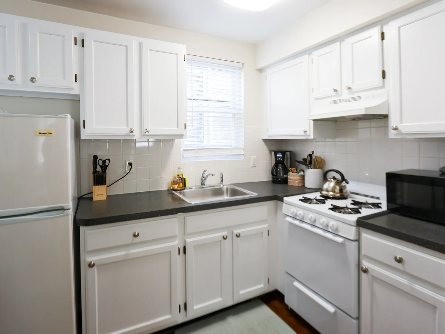 2 bed, 1.5 bath, 900 sqft, $6,825 — Photo 4