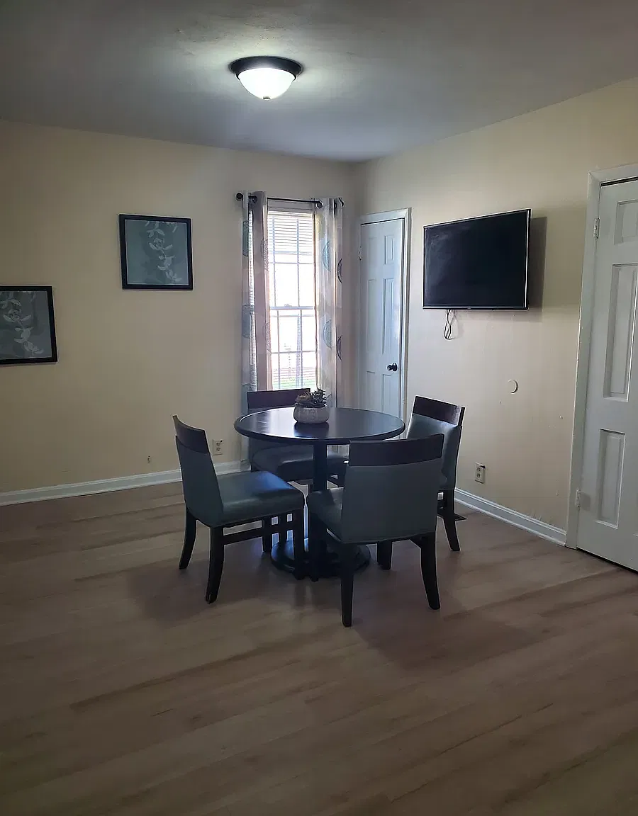5 bed, 4092 sqft, $700 — Photo 1
