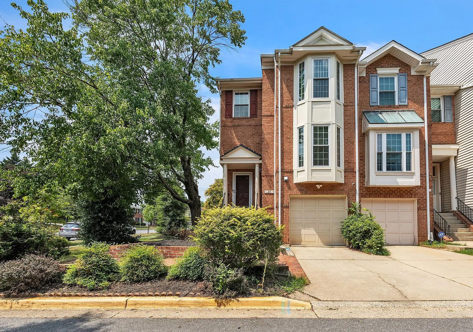 3 Bed 2.5 Bath End Unit Townhome For Rent! — Photo 1