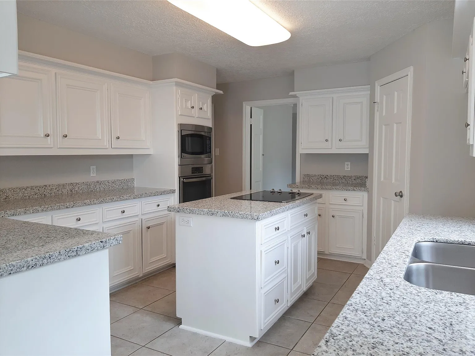 4 bed, 2.5 bath, 2381 sqft, $2,195 — Photo 3