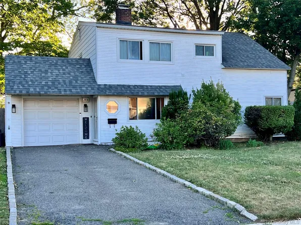201 Cypress Lane W, Westbury, NY 11590