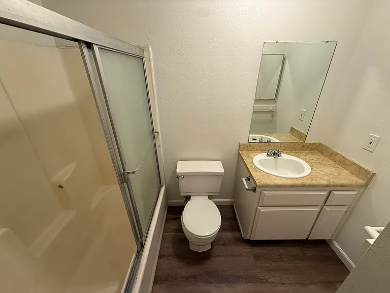 UPSTAIRS BATHROOM
