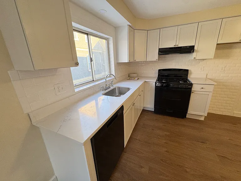 10 Willow Ave #2 — Photo 2