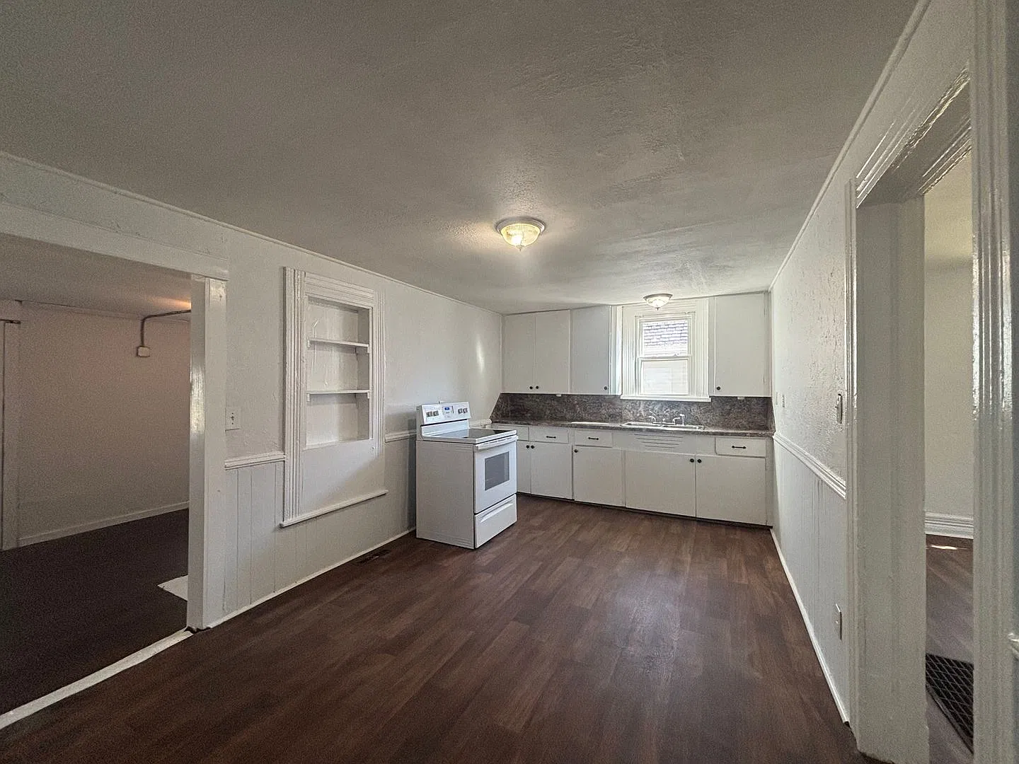 Cute and clean 2 bedroom 1 bath available now! — Photo 3