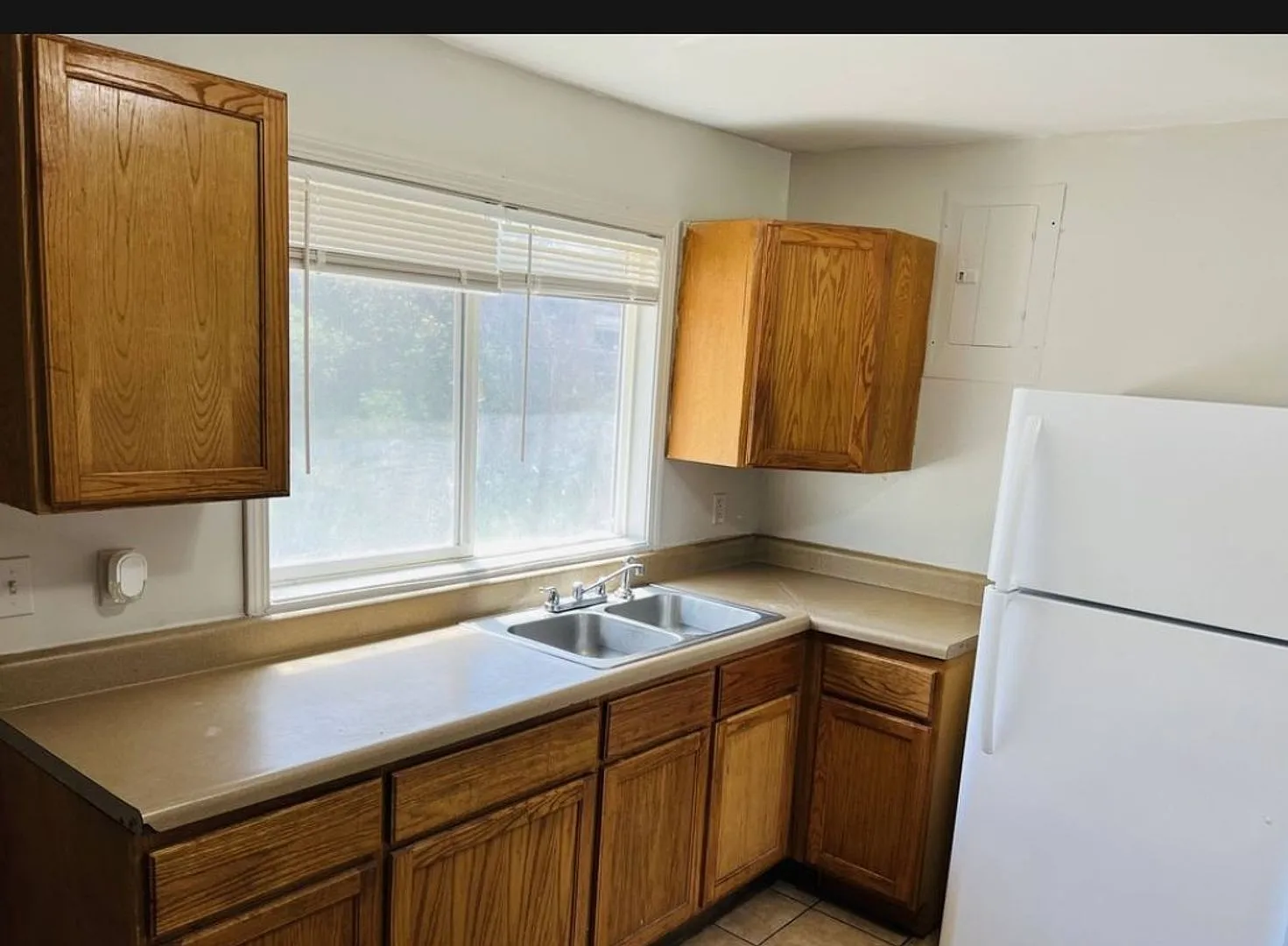 2BR/1BA Updated Home Vouchers Welcome! — Photo 3