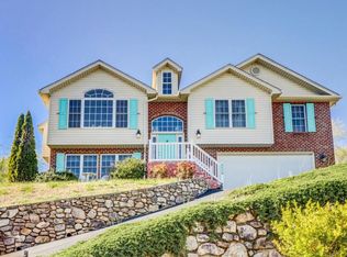 2529 Fountain Ln, Vinton, VA 24179
