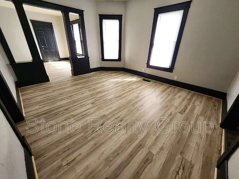1527 5th Ave — Photo 3