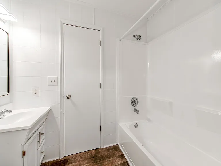 212 E Poplar St — Photo 15