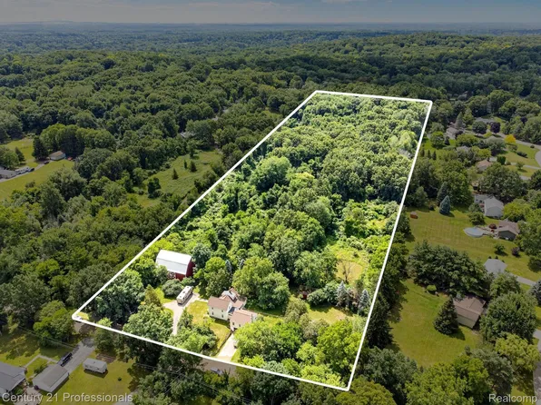 5051 Whipple Lake Rd, Clarkston, MI 48348