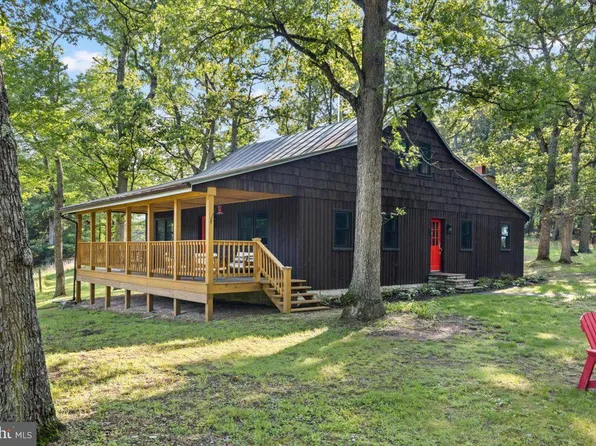 200 Sweetbriar Ln, Cross Junction, VA 22603