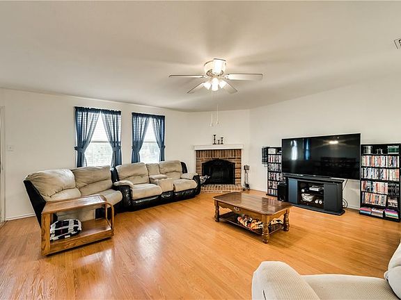 2nd image of 1405 Primrose Ln