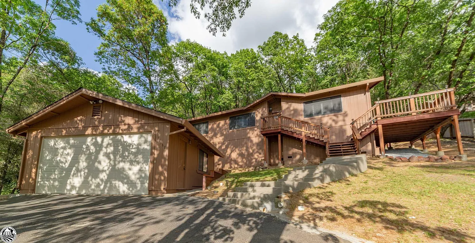 21667 Crystal Lake Dr photo 1
