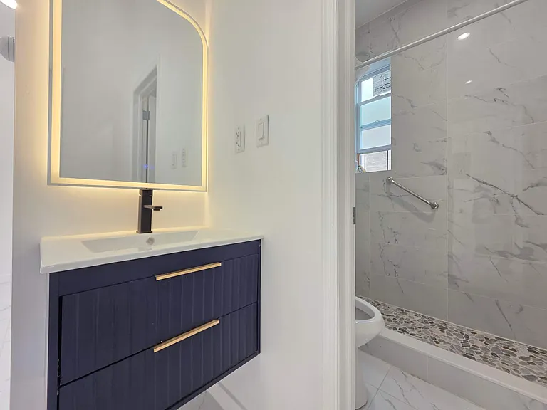 2722 E 26th St #2R — Photo 8