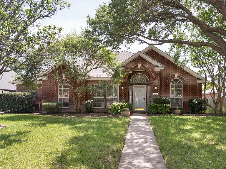 308 Sycamore Dr — Photo 2