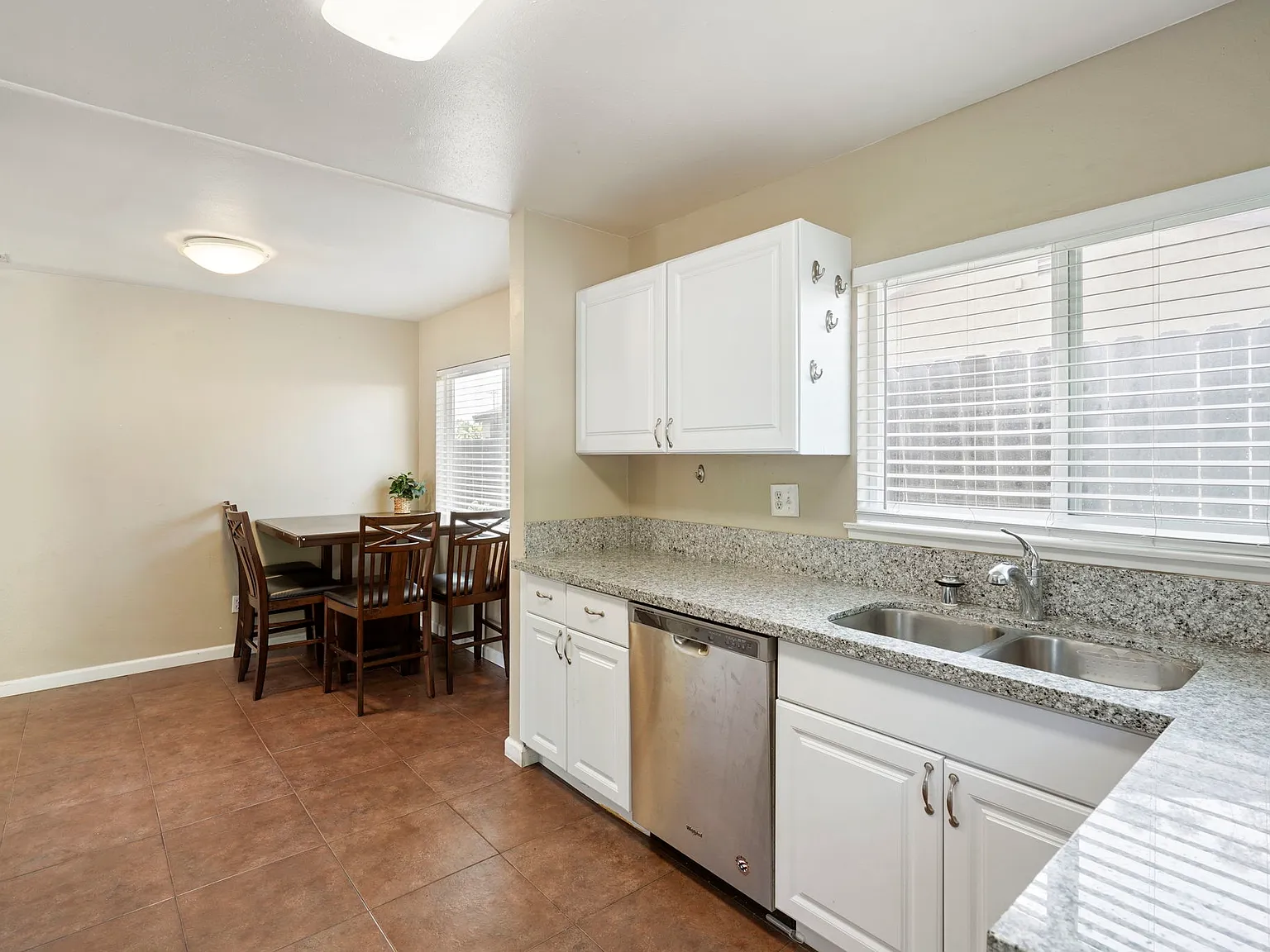 3 bed, 1050 sqft, $3,850 — Photo 4