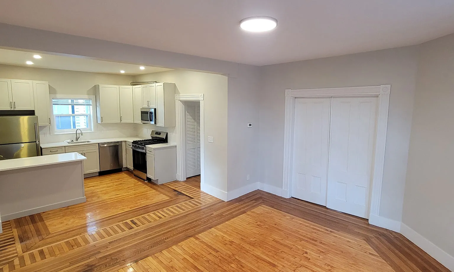 2 bed, 1000 sqft, $3,400 — Photo 2